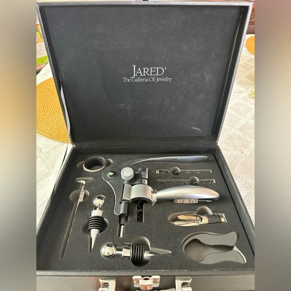 JARED Wine Accessory Set - Picture 2 of 4
